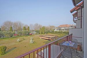 a balcony with a picnic table and a park at Apt Il Barcone - Gardagate in Sirmione