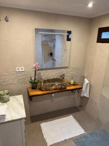 a bathroom with a sink and a mirror at Despertar in Antequera