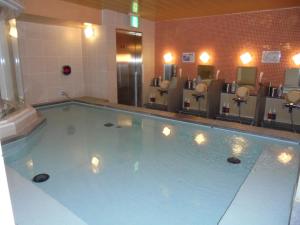 una grande piscina in bagno di Spa & Sauna Hotel Hitachi Plaza a Hitachi