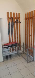 a room with skis on a wall next to a rack at Ela Gar 2 WG Zimmer in Garsten +1 photo