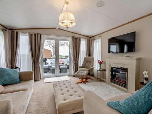 a living room with a couch and a fireplace at 2 Bed in St. Andrews oc-95035 in St. Andrews