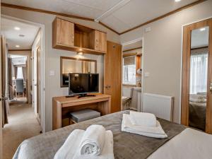a bedroom with a bed with a television and a desk at 2 Bed in St. Andrews oc-95035 in St. Andrews