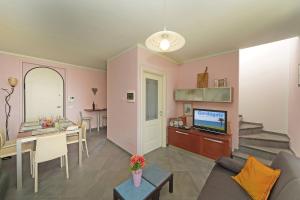 a living room with a couch and a table at Villetta Enzo - Gardagate in Toscolano Maderno