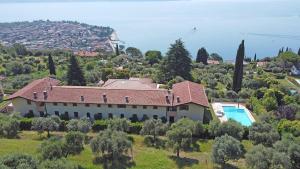 an aerial view of a house with a swimming pool at Villetta Enzo - Gardagate in Toscolano Maderno