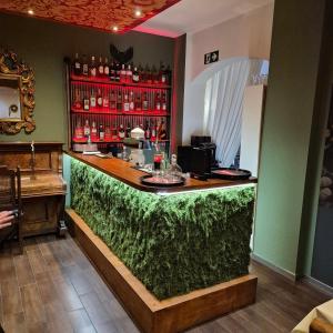 a bar with a lush green counter in a restaurant at Pension Villa Grün in Zwickau