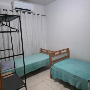 a room with two bunk beds and a ladder at Ap Lagoa da Prata com Ar condicionado in Lagoa da Prata