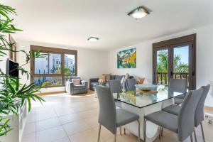 a dining room with a glass table and chairs at Ojos del Océano in Palm-Mar