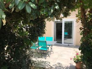 a patio with blue chairs and a table at Le loft 2 in Vouneuil-sous-Biard