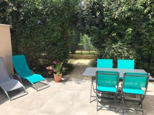 a patio with a table and four chairs at Le loft 2 in Vouneuil-sous-Biard