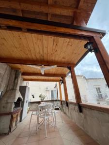 a wooden roof with a table and chairs on a patio at La casa del tulipano in Bernalda