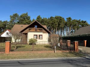 a house with a fence in front of it at Ferienhaus Villa Waldblick in Kolkwitz