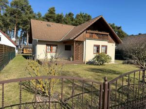 a house with a fence in front of it at Ferienhaus Villa Waldblick in Kolkwitz