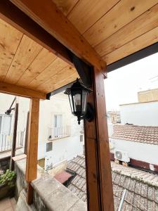 a view from the outside of a wooden pergola at La casa del tulipano in Bernalda