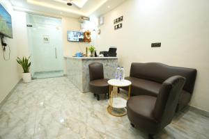 a waiting room with two chairs and a table at Elysia By THL-Near Westend Mall Aundh in Pune +5 photos