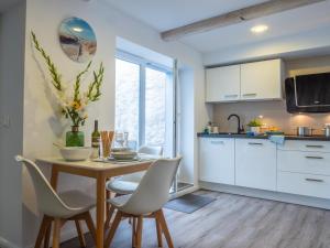 a kitchen and dining room with a table and chairs at Hafensternchen in Husum