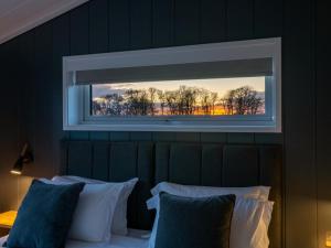 a mirror above a bed in a room at 2 Bed in Anstruther oc-72436 in Anstruther