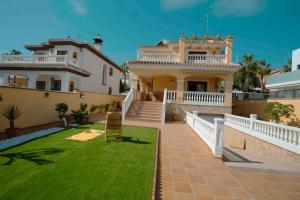 a large house with a lawn in front of it at Villa ilusión Rincón - Amplia y Luminosa in Rincón de la Victoria