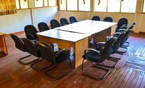 uma sala de conferências com mesa e cadeiras em West Park Hotel em Nairobi