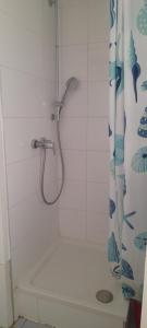 a bathroom with a shower with a white tub at Ela Gar 1 WG Zimmer Wohngemeinschaft in Garsten