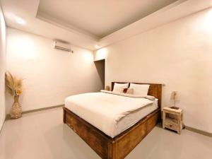 a bedroom with a large bed in a room at Nimis Villa in Canggu