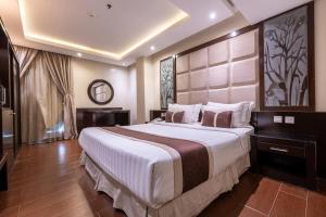 a bedroom with a large white bed in a room at Al Muhaidb Residence Al Malaz 3 - Economic in Riyadh +46 photos