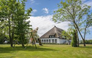 a house with a swing in front of a yard at R-1 Hoeve Holland in De Cocksdorp +4 photos