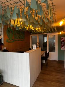 a restaurant with a large chandelier hanging from the ceiling at Pepe Hostel Boutique in Neuquén