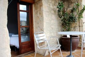 a patio with a table and two chairs and a table at Fonda la Plaza in Valderrobres