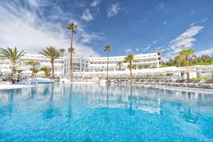 Bazen u ili blizu objekta BLUESEA Golden Beach