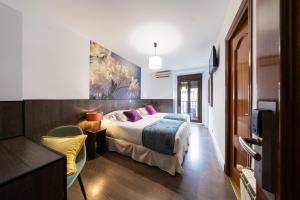 a hotel room with a bed and a tv at Veracruz Boutique Puerta del Sol in Madrid