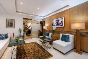 ein Wohnzimmer mit Sofa und Tisch in der Unterkunft Hotel Le Musée in Rabat