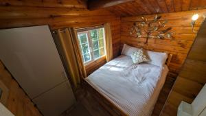 an overhead view of a bedroom in a log cabin at Cabin Retreat in Trawsfynydd
