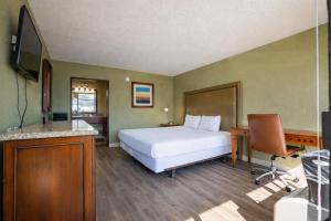 ein Hotelzimmer mit Bett und Schreibtisch in der Unterkunft 1st Place Hotel Decatur I-20 East Atlanta in Decatur