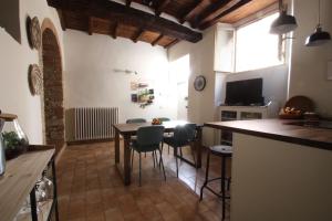 a kitchen and dining room with a table and chairs at La Casa di Oli in Amelia