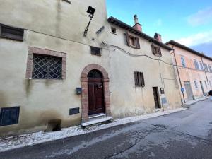 a building with a door on the side of a street at La Casa di Oli in Amelia