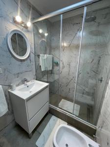 a bathroom with a sink and a shower and a toilet at El Viejo Albergue in Luján +24 photos