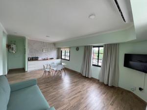 a living room with a couch and a table at El Viejo Albergue in Luján