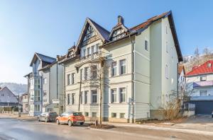 an orange car parked in front of a building at Monteurapartments in Heidenheim NEU Küche Smart TV WIFI in Heidenheim an der Brenz
