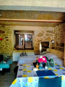 a room with a table and a bed in a room at Vía Láctea Costa da Morte in Dumbría