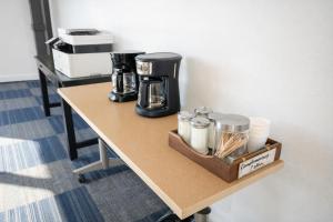 ein Tisch mit zwei Kaffeemaschinen darauf in der Unterkunft 1st Place Hotel Decatur I-20 East Atlanta in Decatur