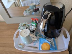 a coffee maker on a tray on a table at Del Mar in Llandudno