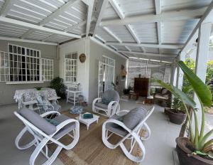 a living room with chairs and a table at Villa Evalia in Albion