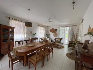 a living room with a wooden table and chairs at Villa Evalia in Albion