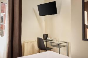 a hotel room with a chair and a desk at Quentin Museum Square Hotel in Amsterdam