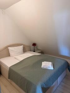 a bedroom with a bed with a towel on it at BoLA 20 Fewo Hamburg mit Parkplatz & 2 SZ in Hamburg