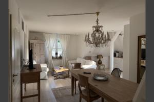 a living room with a table and a dining room at BoLA 20 Fewo Hamburg mit Parkplatz & 2 SZ in Hamburg