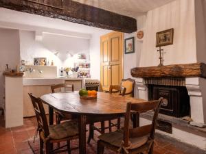a table with a bowl of fruit on it in a kitchen at La Catounière - Maison de village avec magnifique vue in Mons