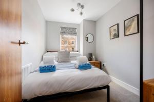 a bedroom with a bed and a window at Seafarers - Contemporary Apartment, Central Location in Poole