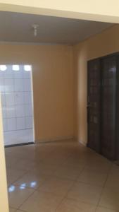 an empty room with a door and a tile floor at Casa de Trindade-Go in Trindade