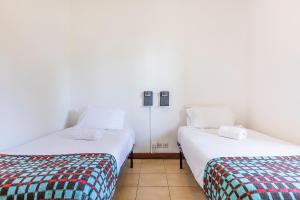 two beds sitting next to each other in a room at HI Guarda - Pousada de Juventude in Guarda